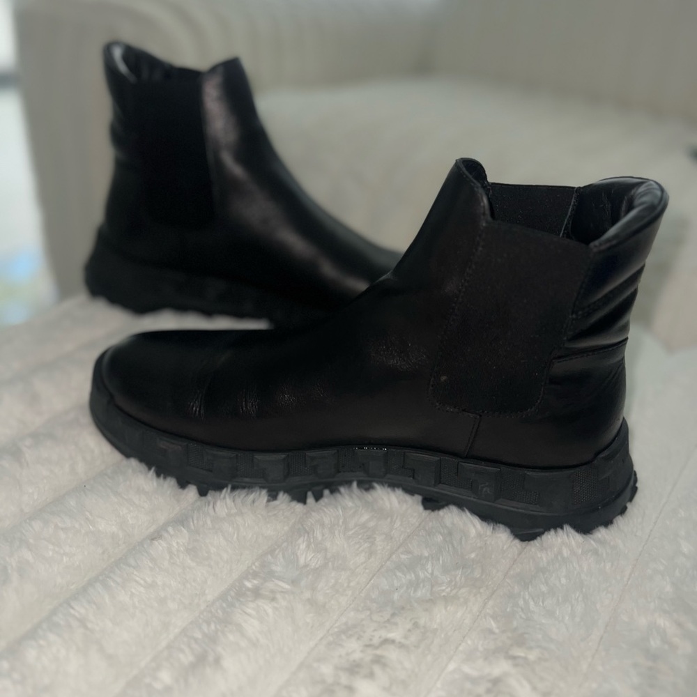 Stylish Versace Black Leather Boots - Picture 5 of 8